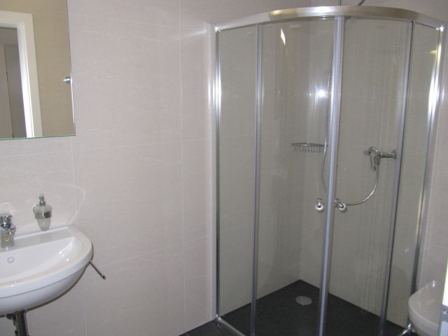separate Duschzelle mit Lavabo und Toilette