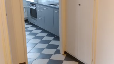 Komplett renovierte Küche mit Plattenböden